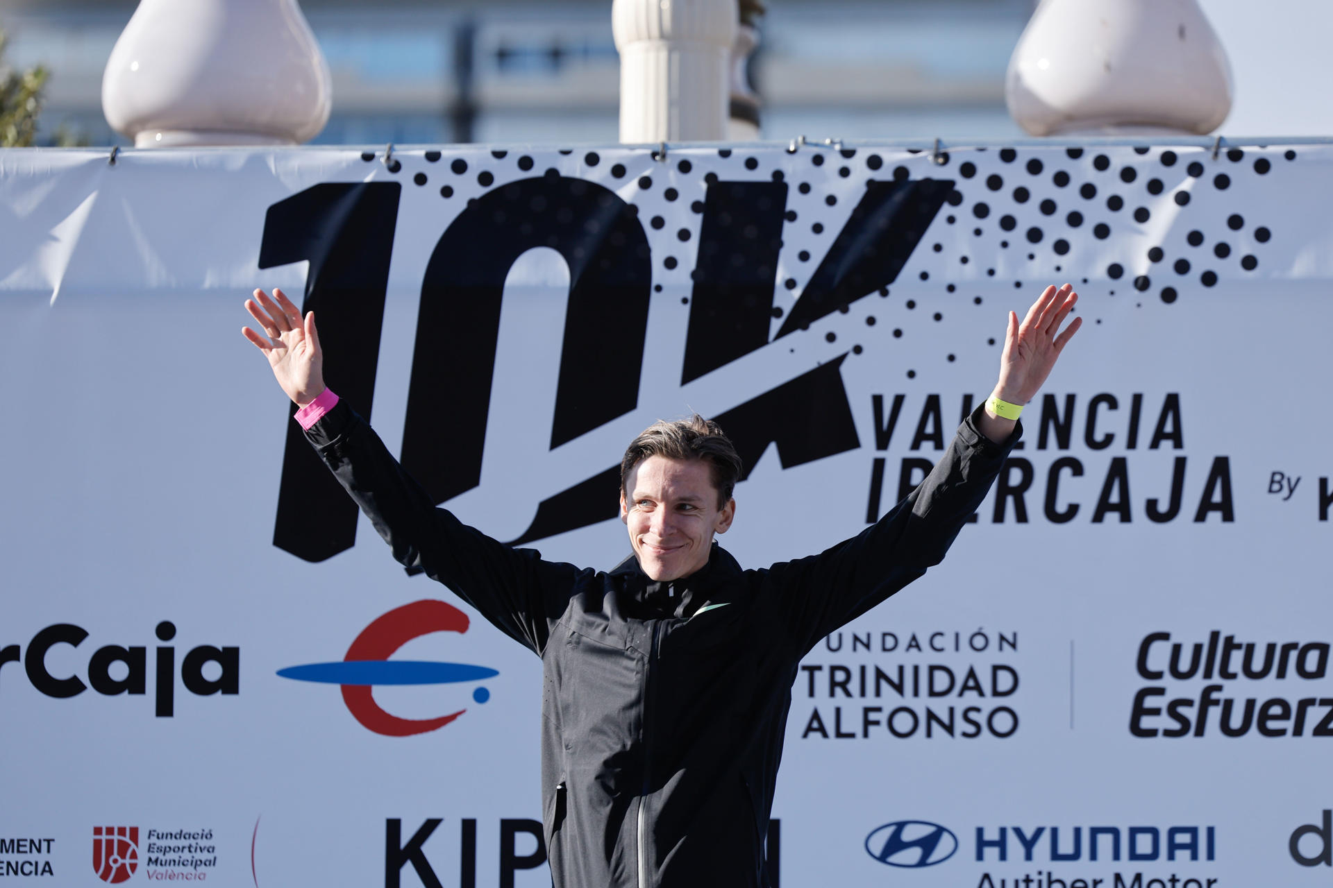 El atleta sueco Andreas Almgren celebra en el podio después de proclamarse vencedor la 17ª edición de la 10K Valencia Ibercaja by Kipruny; con un registro de 26:52 con el que ha pulverizado la plusmarca europea de la distancia del suizo Dominic Lobalu de 27:09 y que logró el pasado año. EFE/ Kai Försterling