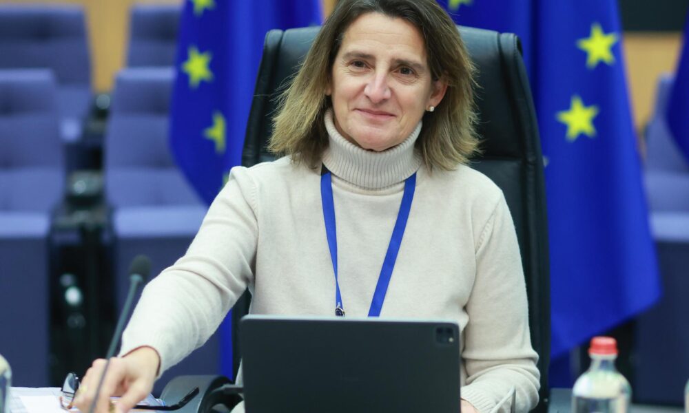 Teresa Ribera, Vicepresidenta Ejecutiva de la Comisión Europea para la Competencia, ocupa el asiento de la Presidenta Ursula von der Leyen durante la reunión semanal del Colegio de la Comisión Europea en Bruselas, Bélgica, 15 de enero de 2025. La presidenta von der Leyen, de 66 años, fue hospitalizada por neumonía severa del 2 al 10 de enero de 2025. La Comisión Europea enfrentó críticas por no divulgar su hospitalización, habiendo informado inicialmente al público solo sobre su neumonía severa y las citas canceladas. (Bélgica, Bruselas) EFE/EPA/OLIVIER HOSLET