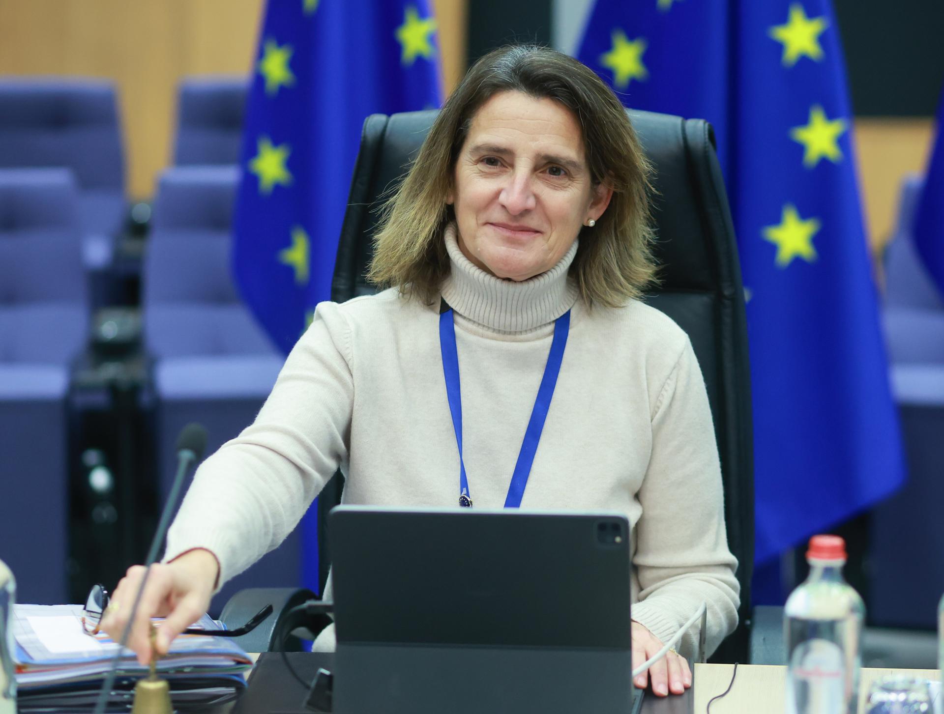 Teresa Ribera, Vicepresidenta Ejecutiva de la Comisión Europea para la Competencia, ocupa el asiento de la Presidenta Ursula von der Leyen durante la reunión semanal del Colegio de la Comisión Europea en Bruselas, Bélgica, 15 de enero de 2025. La presidenta von der Leyen, de 66 años, fue hospitalizada por neumonía severa del 2 al 10 de enero de 2025. La Comisión Europea enfrentó críticas por no divulgar su hospitalización, habiendo informado inicialmente al público solo sobre su neumonía severa y las citas canceladas. (Bélgica, Bruselas) EFE/EPA/OLIVIER HOSLET