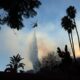 Un helicóptero lanza agua sobre el incendio forestal de Palisades, en Los Ángeles, California (EE.UU.). EFE/ALLISON DINNER