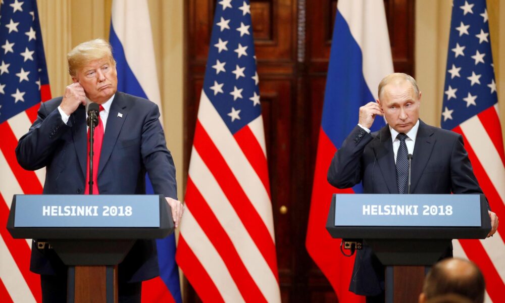 Foto de archivo, tomada el 16 de julio de 2018, del presidente estadounidense, Donald J. Trump (i), y su homólogo ruso, Vladimir Putin (d), mientras ofrecen una rueda de prensa conjunta. EFE/Anatoly Maltsev