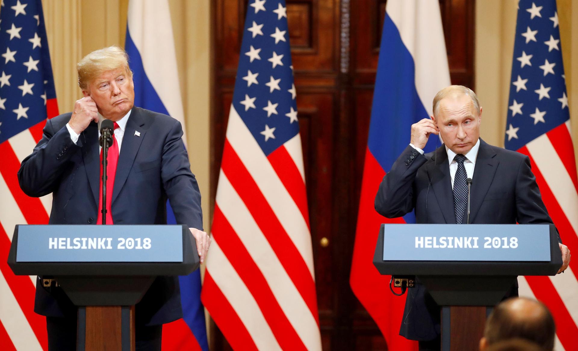 Foto de archivo, tomada el 16 de julio de 2018, del presidente estadounidense, Donald J. Trump (i), y su homólogo ruso, Vladimir Putin (d), mientras ofrecen una rueda de prensa conjunta. EFE/Anatoly Maltsev