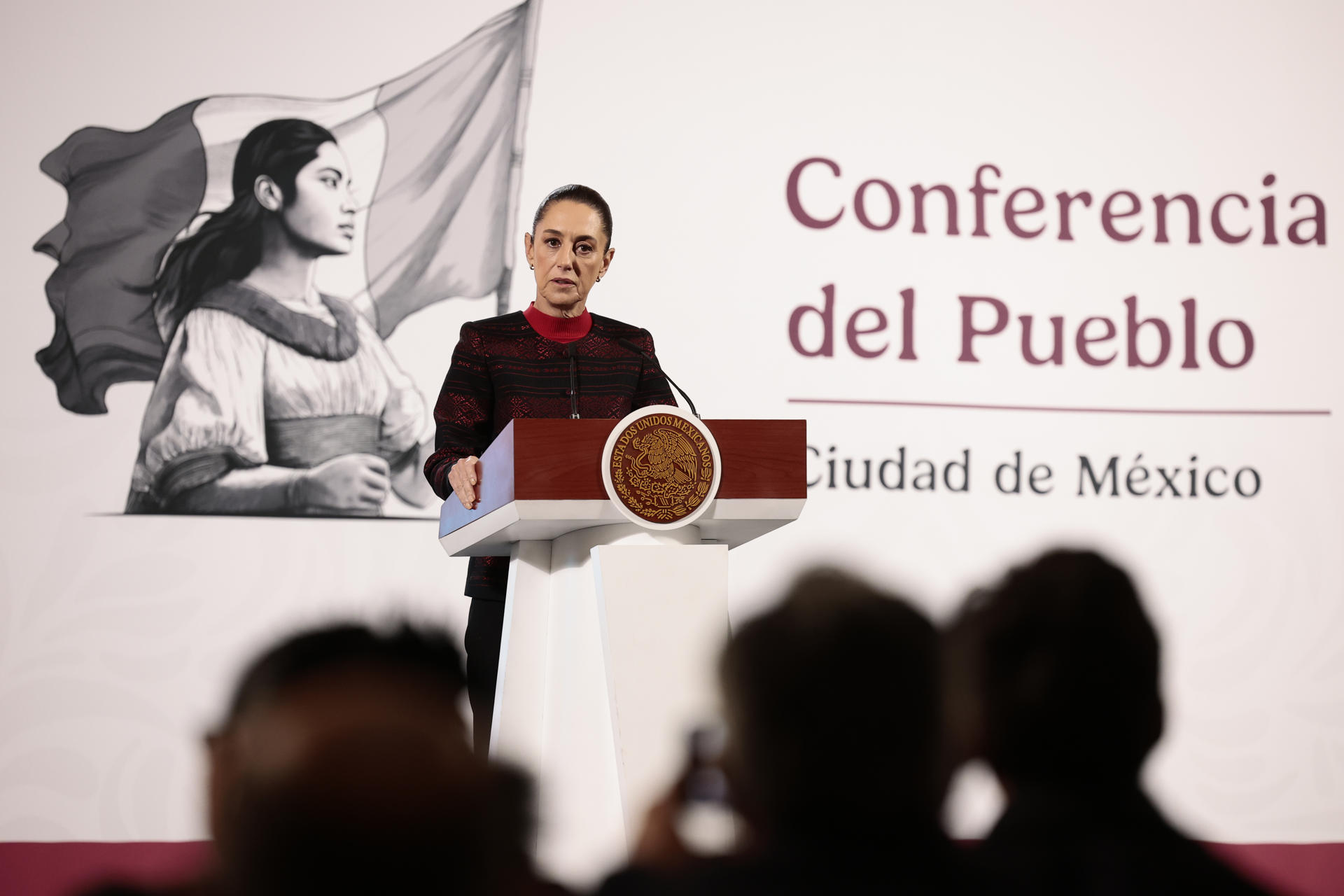 La presidenta de México, Claudia Sheinbaum, habla durante su conferencia de prensa matutina este miércoles, en el Palacio Nacional en la Ciudad de México (México). EFE/ José Méndez