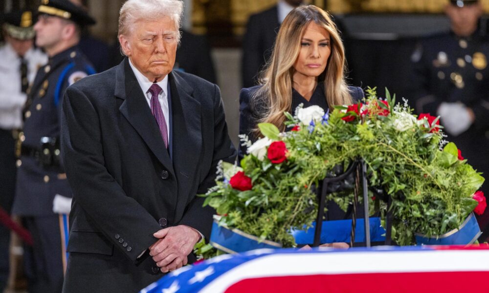 El presidente electo de Estados Unidos, Donald J. Trump, y Melania Trump se detienen ante el ataúd envuelto en la bandera del expresidente estadounidense Jimmy Carter mientras yace en la Rotonda del Capitolio de Estados Unidos en Washington, DC, EE. UU., el 8 de enero de 2025. EFE/EPA/Shawn Thew