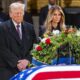 El presidente electo de Estados Unidos, Donald J. Trump, y Melania Trump se detienen ante el ataúd envuelto en la bandera del expresidente estadounidense Jimmy Carter mientras yace en la Rotonda del Capitolio de Estados Unidos en Washington, DC, EE. UU., el 8 de enero de 2025. EFE/EPA/Shawn Thew