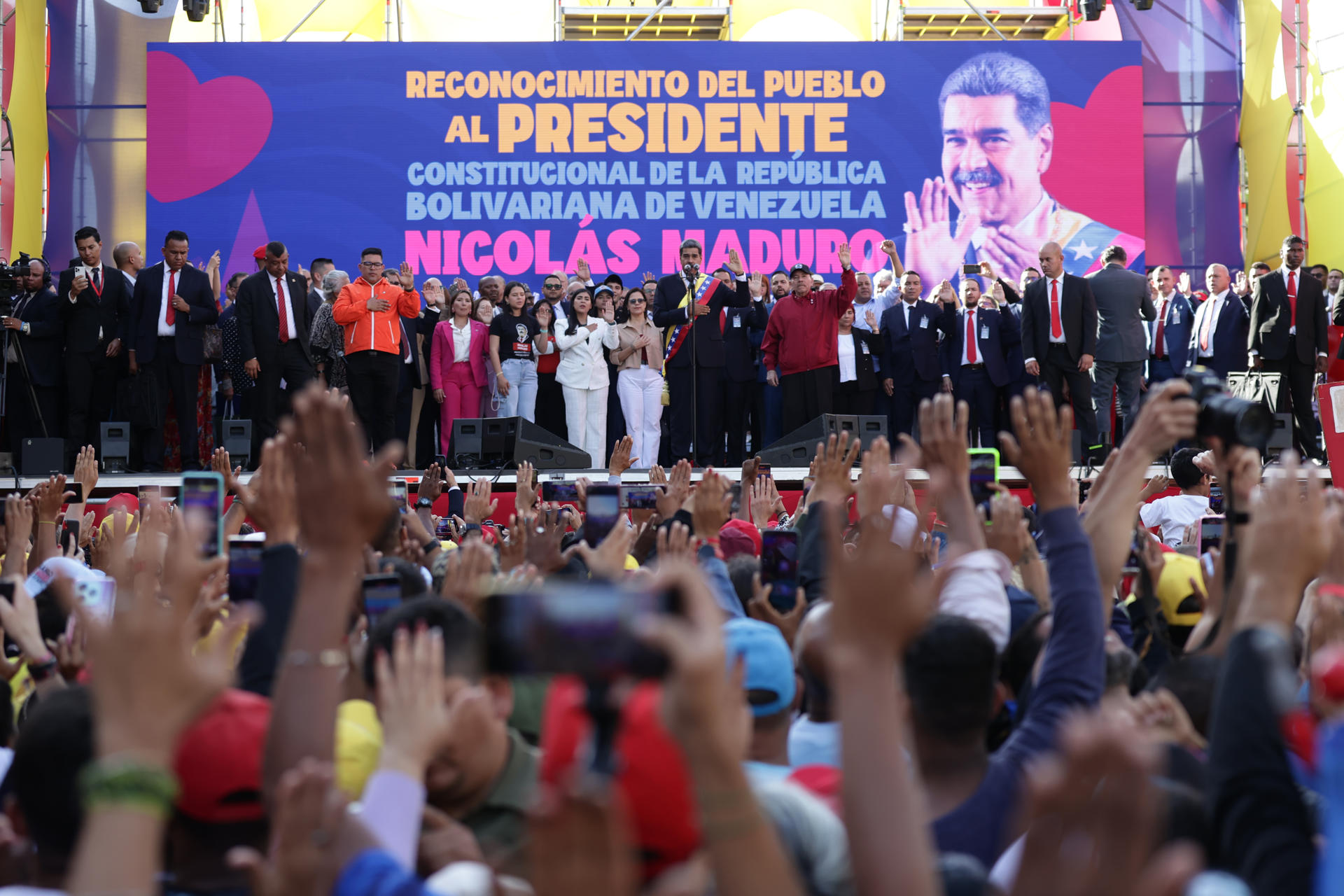 El líder chavista Nicolás Maduro (c) pronuncia un discurso durante un acto este viernes, en Caracas (Venezuela). EFE/ Ronald Peña R.