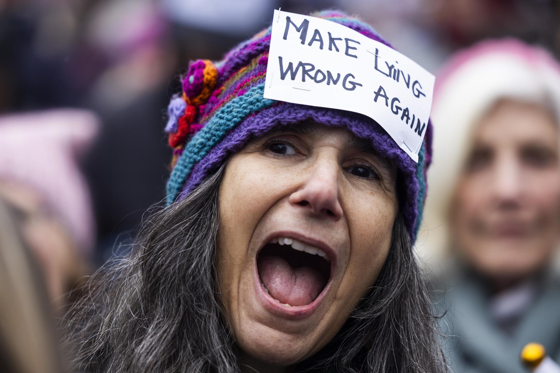 Miles de personas tomaron este sábado las calles de Washington para avisar al presidente electo estadounidense, Donald Trump, de que lucharán por los derechos de las mujeres y de los colectivos menos favorecidos y de que, a dos días de la investidura, ese nuevo combate no ha hecho más que empezar. EFE/ Jim Lo Scalzo