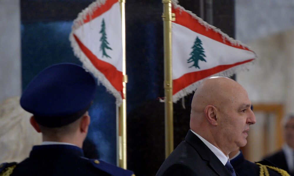 El presidente del Líbano, Joseph Aoun, revisa una guardia de honor a su llegada al palacio presidencial en Baabda, en el este de Beirut, el 9 de enero de 2025. EFE/EPA/WAEL HAMZEH