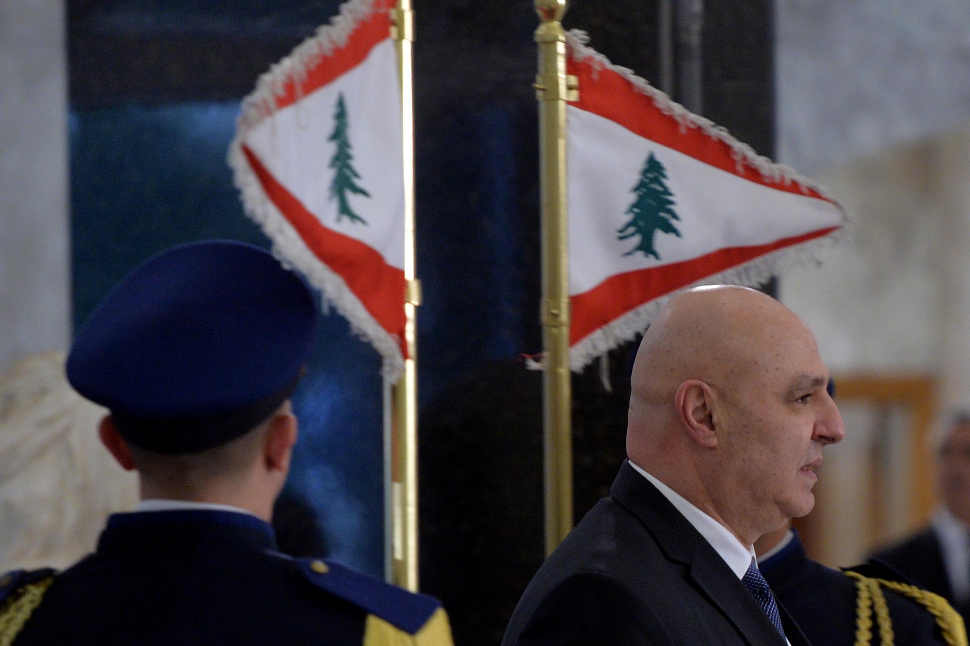 El presidente del Líbano, Joseph Aoun, revisa una guardia de honor a su llegada al palacio presidencial en Baabda, en el este de Beirut, el 9 de enero de 2025. EFE/EPA/WAEL HAMZEH