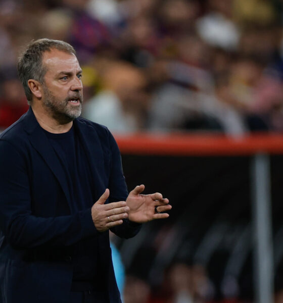 El entrenador del Barcelona, Hans-Dieter Flick, durante el partido de semifinales de la Supercopa de España ante el Athletic Club. EFE/Alberto Estévez