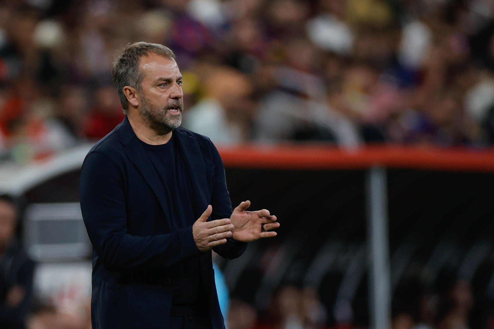 El entrenador del Barcelona, Hans-Dieter Flick, durante el partido de semifinales de la Supercopa de España ante el Athletic Club. EFE/Alberto Estévez