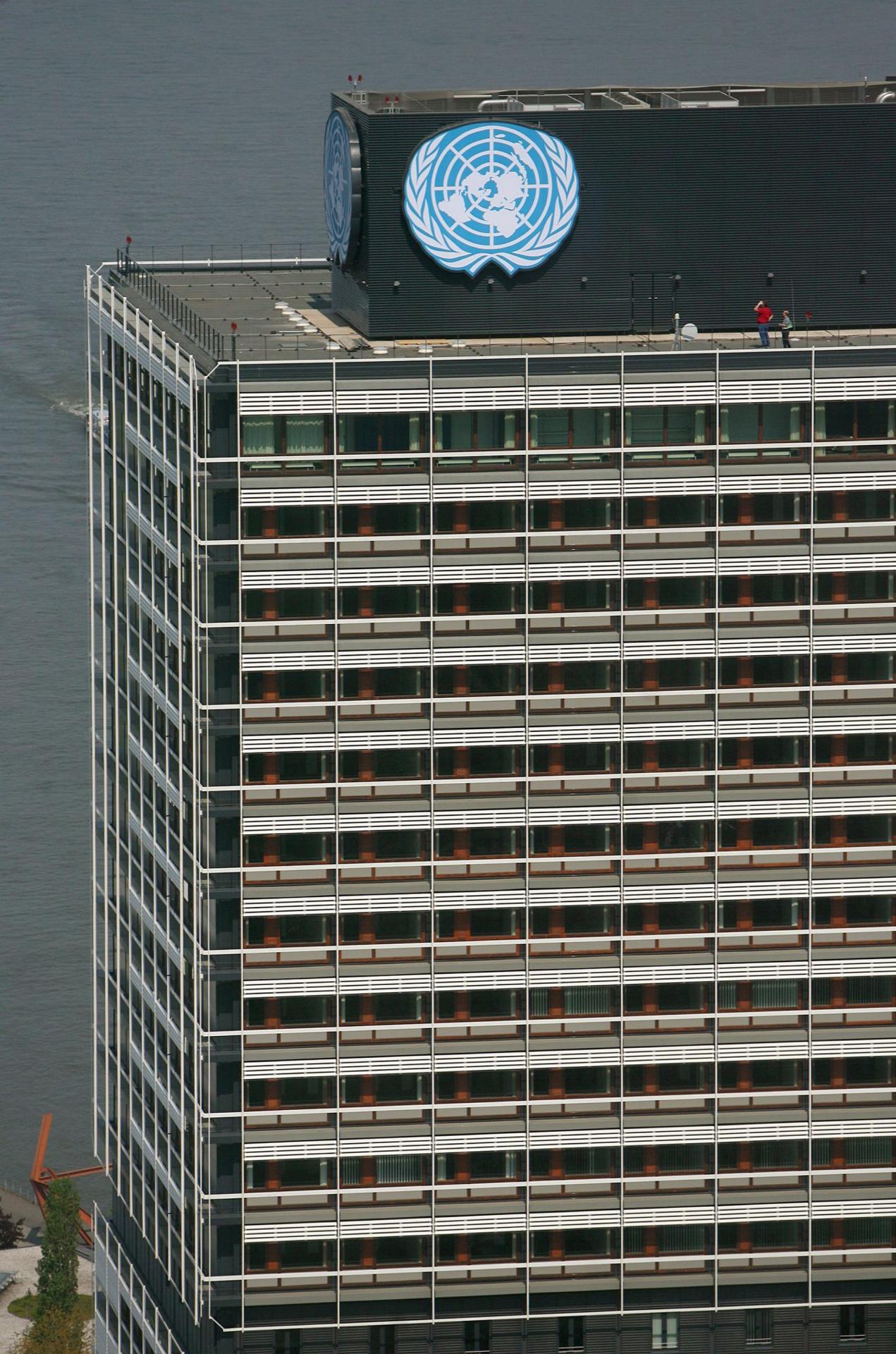 Imagen de archivo del logo de Naciones Unidas en el edificio 'Launger Eugen' de Bonn, Alemania. EFE/Felix Heyder