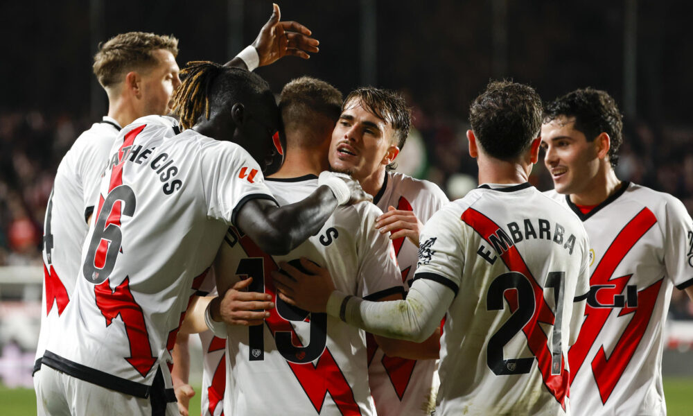 Los jugadores del Rayo Vallecano celebran el gol de Jorge De Frutos, segundo del equipo madrileño, durante el partido de la jornada 19 de LaLiga que Rayo Vallecano y Celta de Vigo disputan este viernes en el estadio de Vallecas. EFE/Juanjo Martín