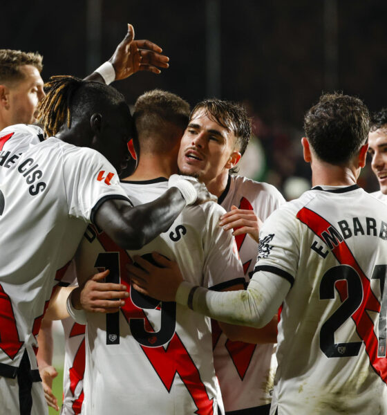 Los jugadores del Rayo Vallecano celebran el gol de Jorge De Frutos, segundo del equipo madrileño, durante el partido de la jornada 19 de LaLiga que Rayo Vallecano y Celta de Vigo disputan este viernes en el estadio de Vallecas. EFE/Juanjo Martín