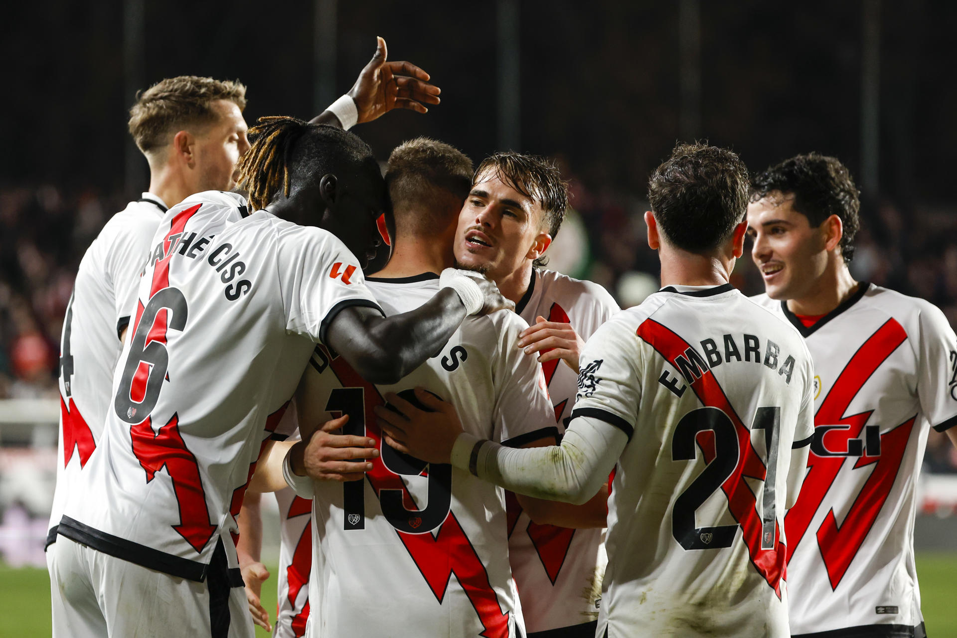 Los jugadores del Rayo Vallecano celebran el gol de Jorge De Frutos, segundo del equipo madrileño, durante el partido de la jornada 19 de LaLiga que Rayo Vallecano y Celta de Vigo disputan este viernes en el estadio de Vallecas. EFE/Juanjo Martín