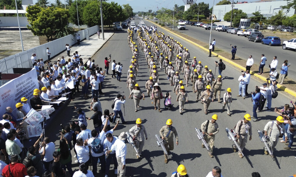 Trabajadores de la Secretaría Salud del estado desfilan durante un acto protocolario este jueves en el municipio de Tapachula, en Chiapas (México). EFE/ Juan Manuel Blanco