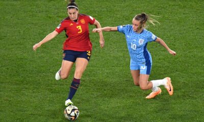 Sydney (Australia), 20/08/2023.- Teresa Abelleira (I) y Ella Toone (D), durante el último partido de fútbol de la Copa Mundial Femenina de la FIFA 2023 entre España e Inglaterra en el Estadio Australia en Sydney, Australia. EFE/EPA/BIANCA DE MARCHI/Archivo