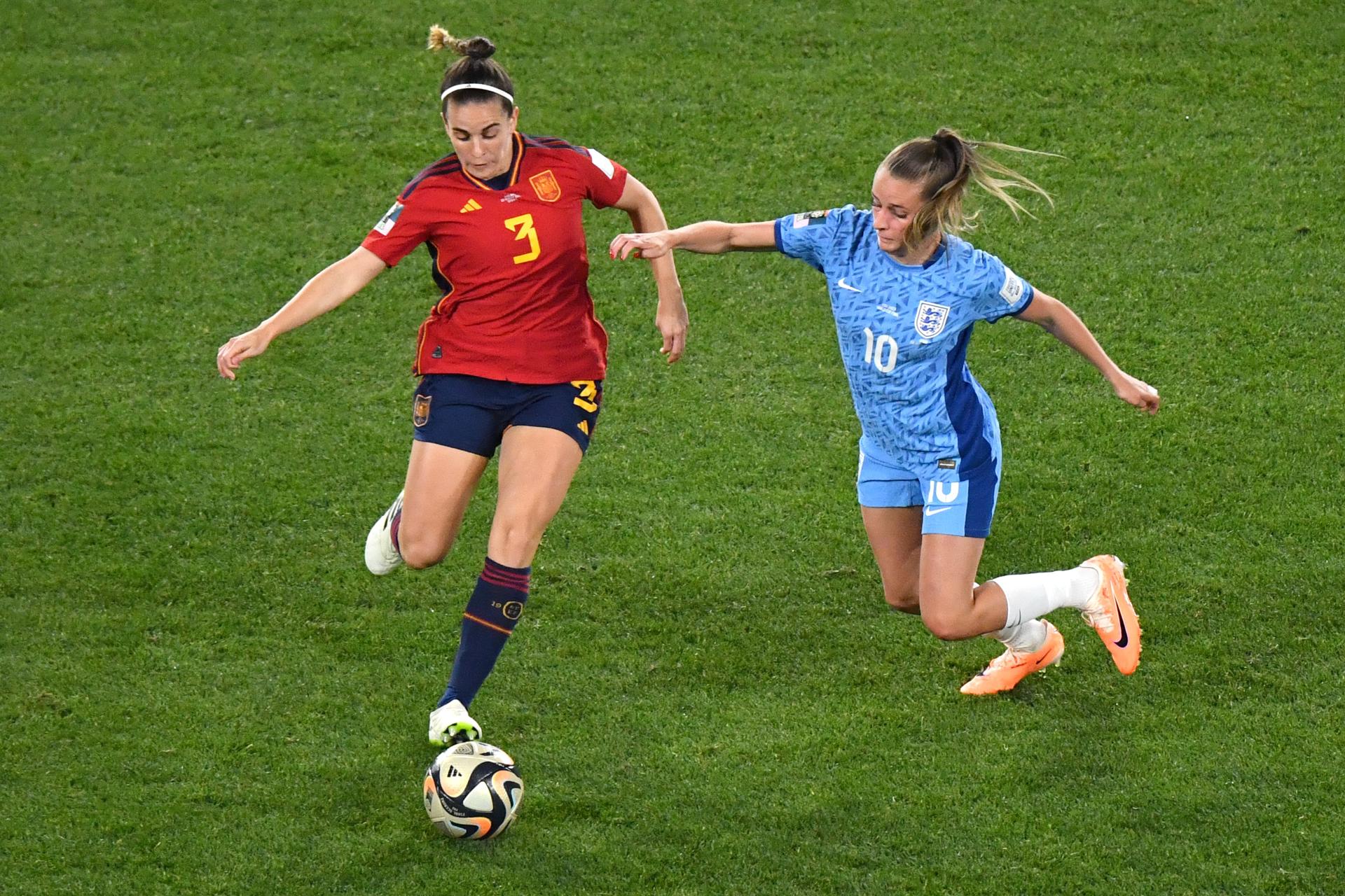 Sydney (Australia), 20/08/2023.- Teresa Abelleira (I) y Ella Toone (D), durante el último partido de fútbol de la Copa Mundial Femenina de la FIFA 2023 entre España e Inglaterra en el Estadio Australia en Sydney, Australia. EFE/EPA/BIANCA DE MARCHI/Archivo