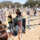 Una mujer limpia una foto de un familiar y memoriales para los asistentes israelíes al festival que fueron asesinados por Hamas en el lugar del rave del Supernova Music Festival cerca de Kibbutz Reim, Sur de Israel. EFE/ABIR SULTAN