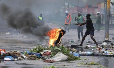 Un manifestante lleva un neumático en llamas durante una protesta en el día de la inauguración del nuevo parlamento, en Maputo, Mozambique, 13 de enero de 2025. La ceremonia de toma de posesión de los diputados elegidos para el nuevo parlamento de Mozambique, la Asamblea de la República, está en marcha mientras que dos partidos de oposición, Renamo y MDM, que rechazan el resultado de las elecciones de octubre de 2024, boicotearon la ceremonia. (Protests) EFE/EPA/LUISA NHANTUMBO