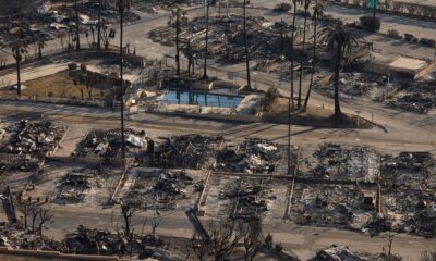 Viviendas arrasadas por el fuego en el barrio de Pacific Palisades. EFE/EPA/ALLISON DINNER