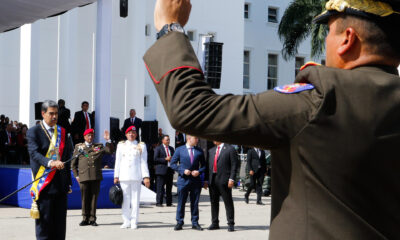 Fotografía cedida por el Palacio de Miraflores del líder chavista, Nicolás Maduro (i), durante un acto de Reconocimiento y Reafirmación de la Lealtad  este viernes, en Caracas (Venezuela). ayoritaria reivindica que Edmundo González Urrutia fue el ganador de los comicios de julio. EFE/ Palacio de Miraflores /