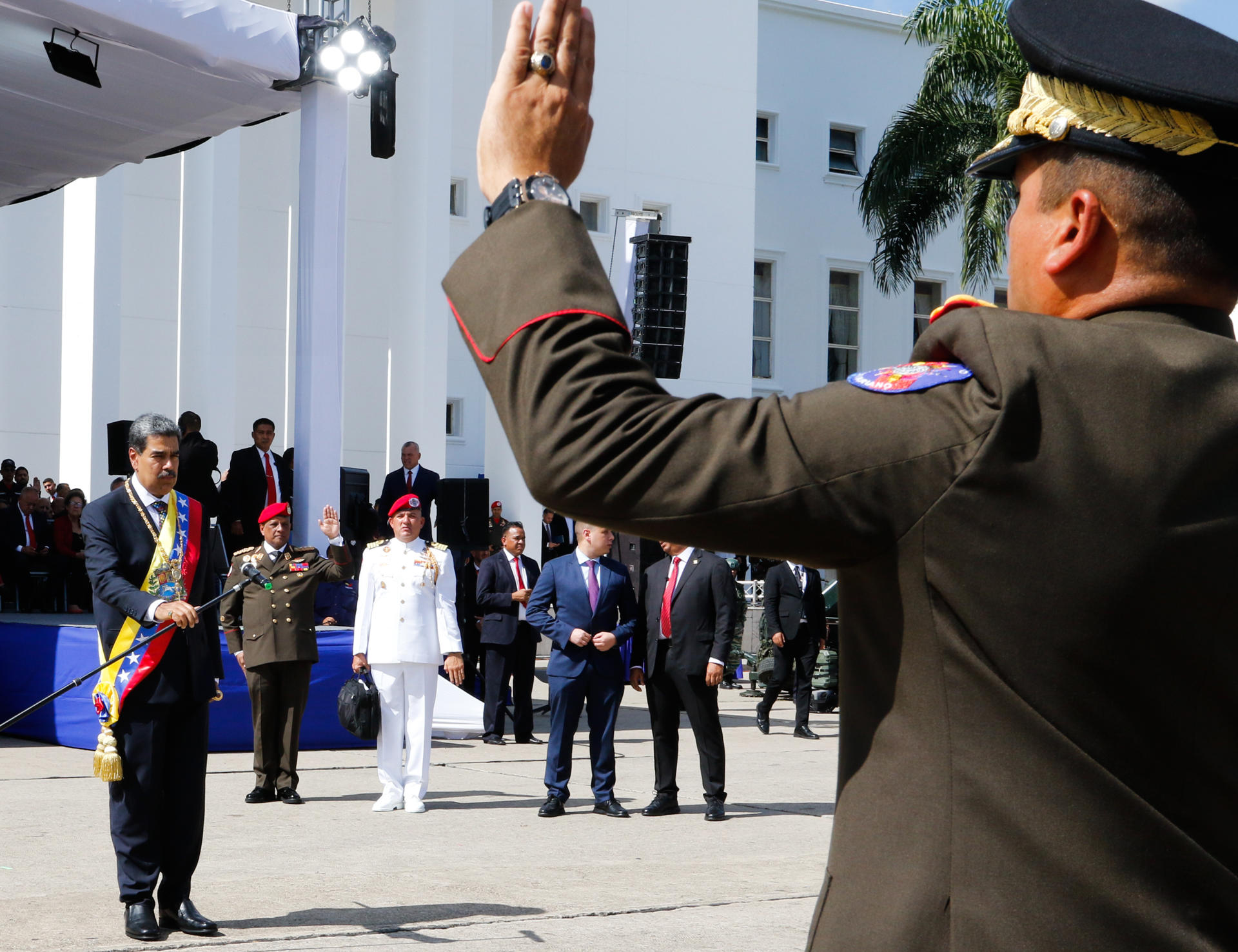 Fotografía cedida por el Palacio de Miraflores del líder chavista, Nicolás Maduro (i), durante un acto de Reconocimiento y Reafirmación de la Lealtad  este viernes, en Caracas (Venezuela). ayoritaria reivindica que Edmundo González Urrutia fue el ganador de los comicios de julio. EFE/ Palacio de Miraflores /