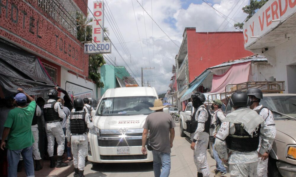 Imagen de archivo de elementos de la Guardia Nacional que realizan un operativo a las afueras de un hotel, para disolver una caravana de migrantes, en el municipio de Tapachula en el estado de Chiapas (México). EFE/Juan Manuel Blanco