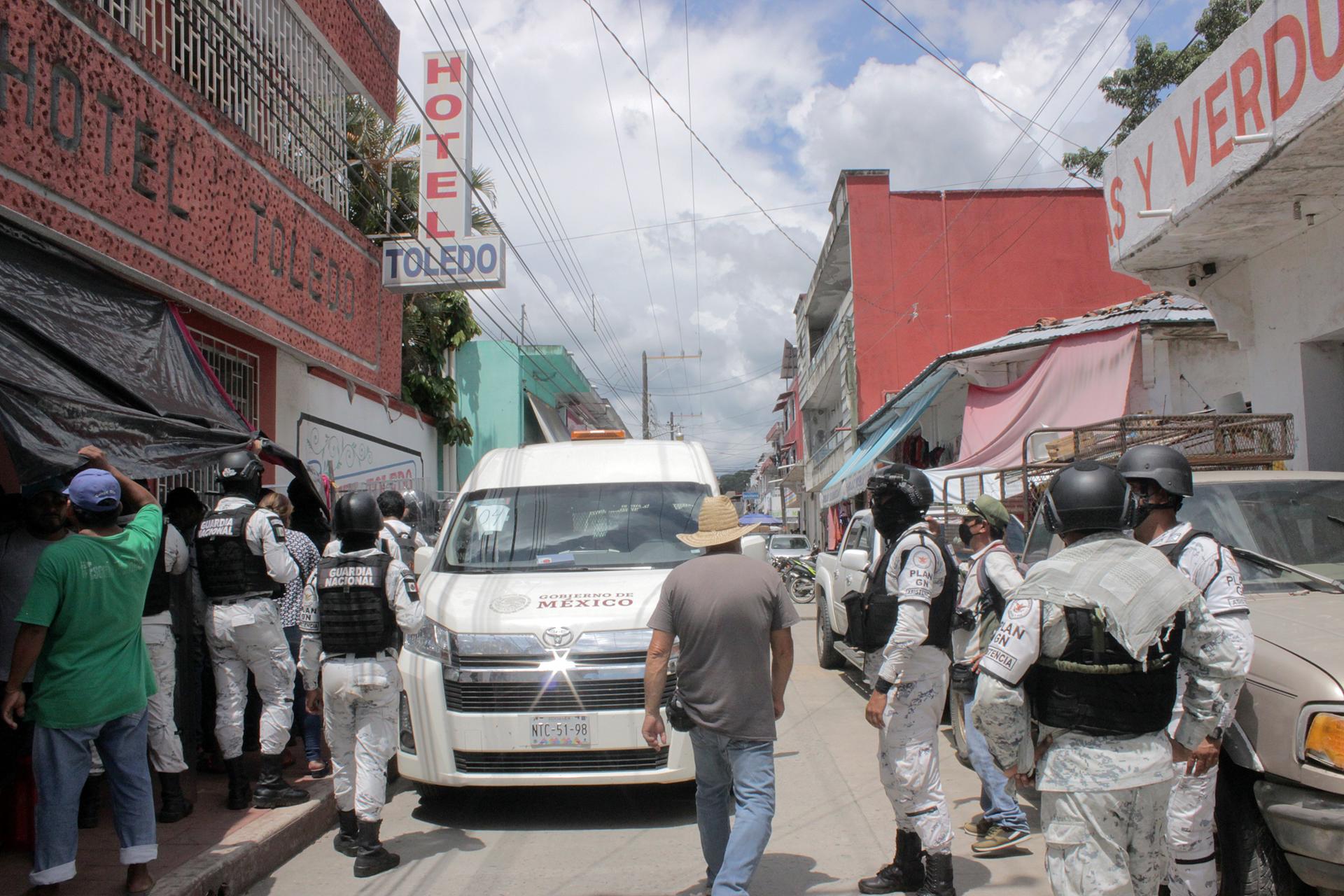 Imagen de archivo de elementos de la Guardia Nacional que realizan un operativo a las afueras de un hotel, para disolver una caravana de migrantes, en el municipio de Tapachula en el estado de Chiapas (México). EFE/Juan Manuel Blanco