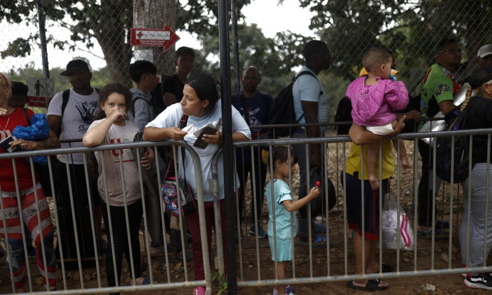 Fotografía de archivo del 26 de septiembre de 2024 de migrantes haciendo fila en la Estación Temporal de Recepción Migratoria (ETRM) en Lajas Blancas, Darién (Panamá). EFE/Bienvenido Velasco