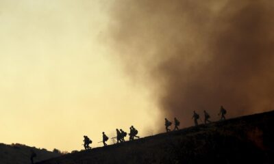 Los bomberos toman posiciones para luchar contra el incendio forestal de Kenneth en el barrio de Woodland Hills de Los Ángeles, California, Estados Unidos. EFE/ALLISON DINNER