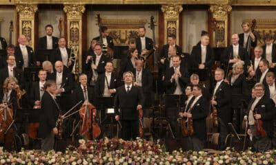 El director de orquesta Riccardo Mutti (c) durante el Concierto de Año Nuevo de la Filarmónica de Viena este miércoles. El concierto de 2025 incluye por primera vez una pieza compuesta por una mujer, la austríaca Constanze Geiger. 
EFE/ Dieter Nagl/Filarmónica de Viena SOLO USO EDITORIAL/SOLO DISPONIBLE PARA ILUSTRAR LA NOTICIA QUE ACOMPAÑA (CRÉDITO OBLIGATORIO)