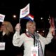 Partidarias de Zoran Milanovic muestran banderines con el letrero "Presidente para presidente" durante una fiesta en Zagreb tras la segunda vuelta de las elecciones presidenciales en Coracia. EFE/EPA/Antonio Bat