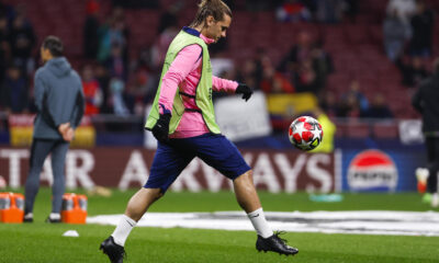 El delantero francés del Atlético de Madrid, Antoine Griezmann, durante el calentamiento previo al partido de Liga de Campeones entre el Atlético de Madrid y el Bayer Leverkusen, este martes en el Riyadh Air Metropolitano de Madrid. EFE/ Sergio Pérez