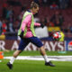 El delantero francés del Atlético de Madrid, Antoine Griezmann, durante el calentamiento previo al partido de Liga de Campeones entre el Atlético de Madrid y el Bayer Leverkusen, este martes en el Riyadh Air Metropolitano de Madrid. EFE/ Sergio Pérez