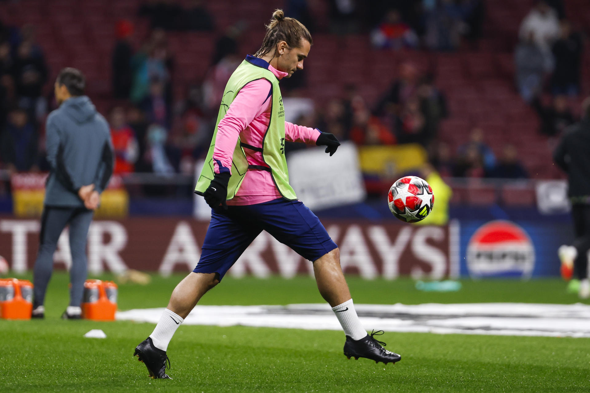 El delantero francés del Atlético de Madrid, Antoine Griezmann, durante el calentamiento previo al partido de Liga de Campeones entre el Atlético de Madrid y el Bayer Leverkusen, este martes en el Riyadh Air Metropolitano de Madrid. EFE/ Sergio Pérez