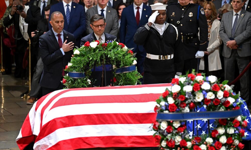 El líder de la minoría en la Cámara, Hakeem Jeffries (I), y el presidente de la Cámara, Mike Johnson, presentan una corona en nombre del Poder Legislativo en la ceremonia de capilla ardiente para el expresidente Jimmy Carter en el Rotonda del Capitolio de EE. UU. en Washington, DC, EE. UU. EFE/EPA/Saul Loeb/POOL