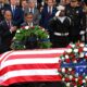 El líder de la minoría en la Cámara, Hakeem Jeffries (I), y el presidente de la Cámara, Mike Johnson, presentan una corona en nombre del Poder Legislativo en la ceremonia de capilla ardiente para el expresidente Jimmy Carter en el Rotonda del Capitolio de EE. UU. en Washington, DC, EE. UU. EFE/EPA/Saul Loeb/POOL