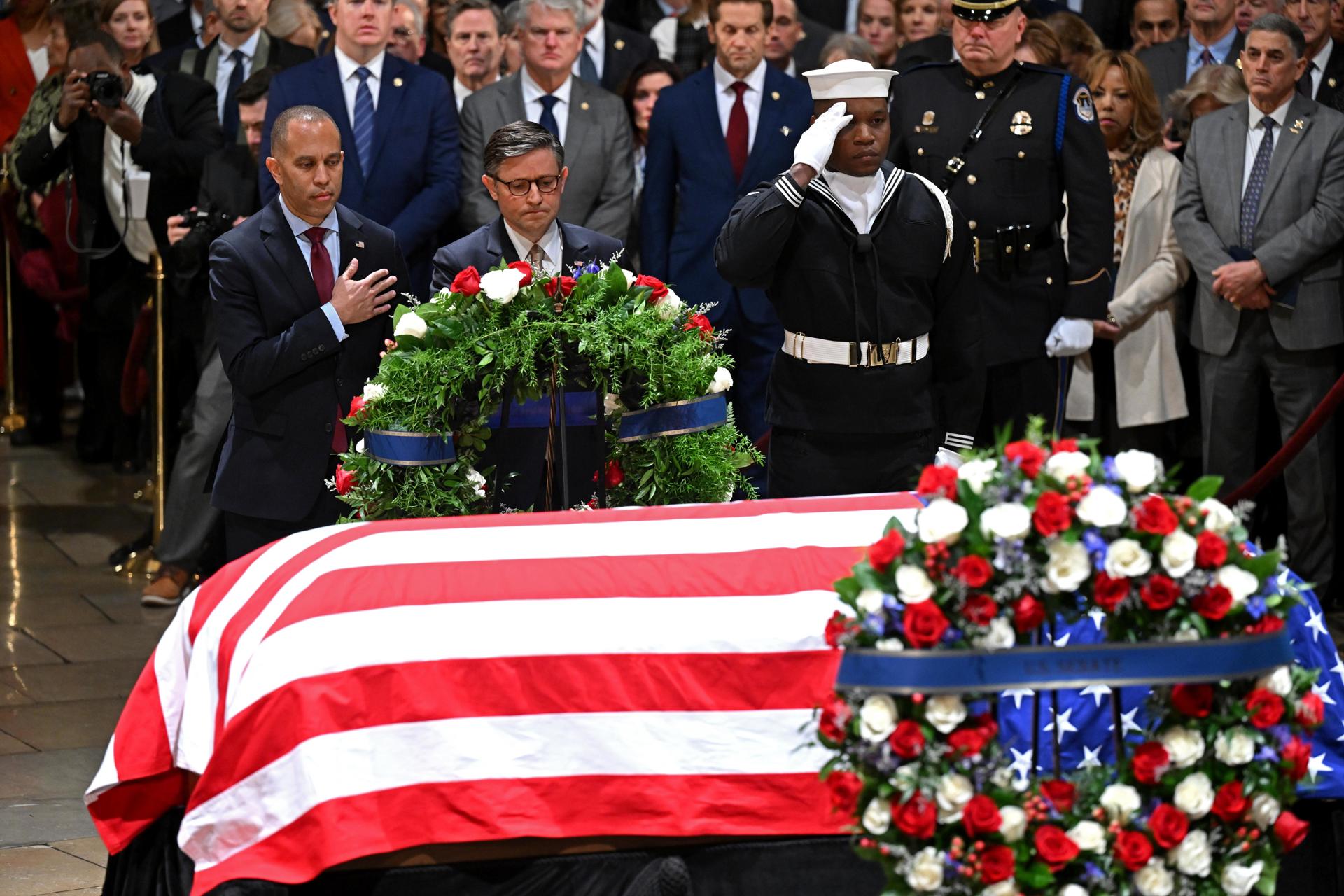 El líder de la minoría en la Cámara, Hakeem Jeffries (I), y el presidente de la Cámara, Mike Johnson, presentan una corona en nombre del Poder Legislativo en la ceremonia de capilla ardiente para el expresidente Jimmy Carter en el Rotonda del Capitolio de EE. UU. en Washington, DC, EE. UU. EFE/EPA/Saul Loeb/POOL