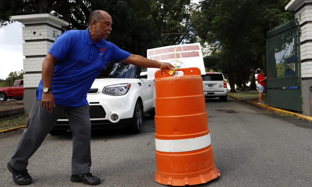 Empleados de la Universidad de Puerto Rico (UPR) mantienen bloqueada la entrada del centro de estudios durante una huelga, en San Juan, Puerto Rico. Imagen de archivo. EFE/Thais Llorca