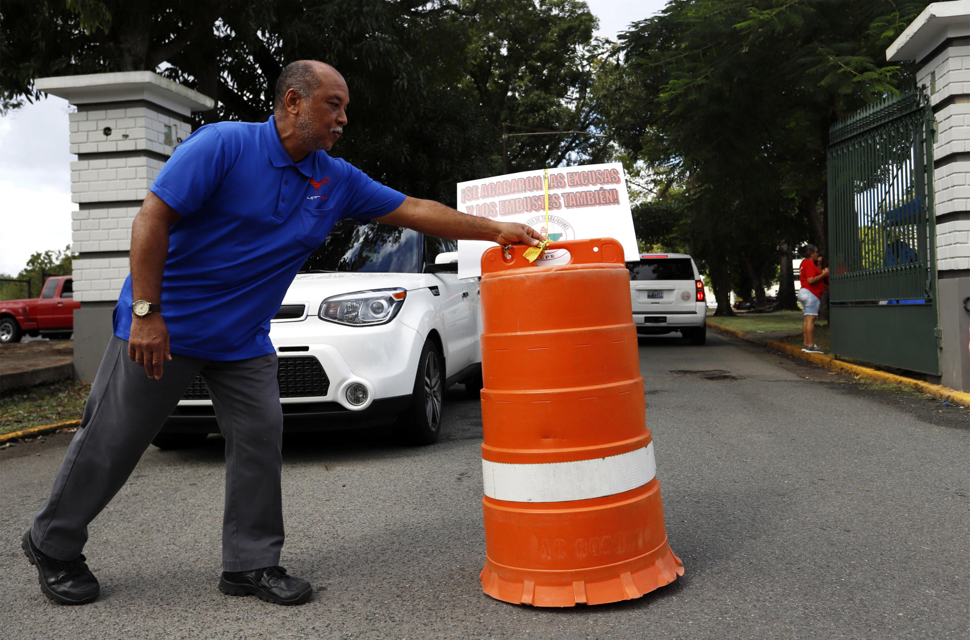 Empleados de la Universidad de Puerto Rico (UPR) mantienen bloqueada la entrada del centro de estudios durante una huelga, en San Juan, Puerto Rico. Imagen de archivo. EFE/Thais Llorca