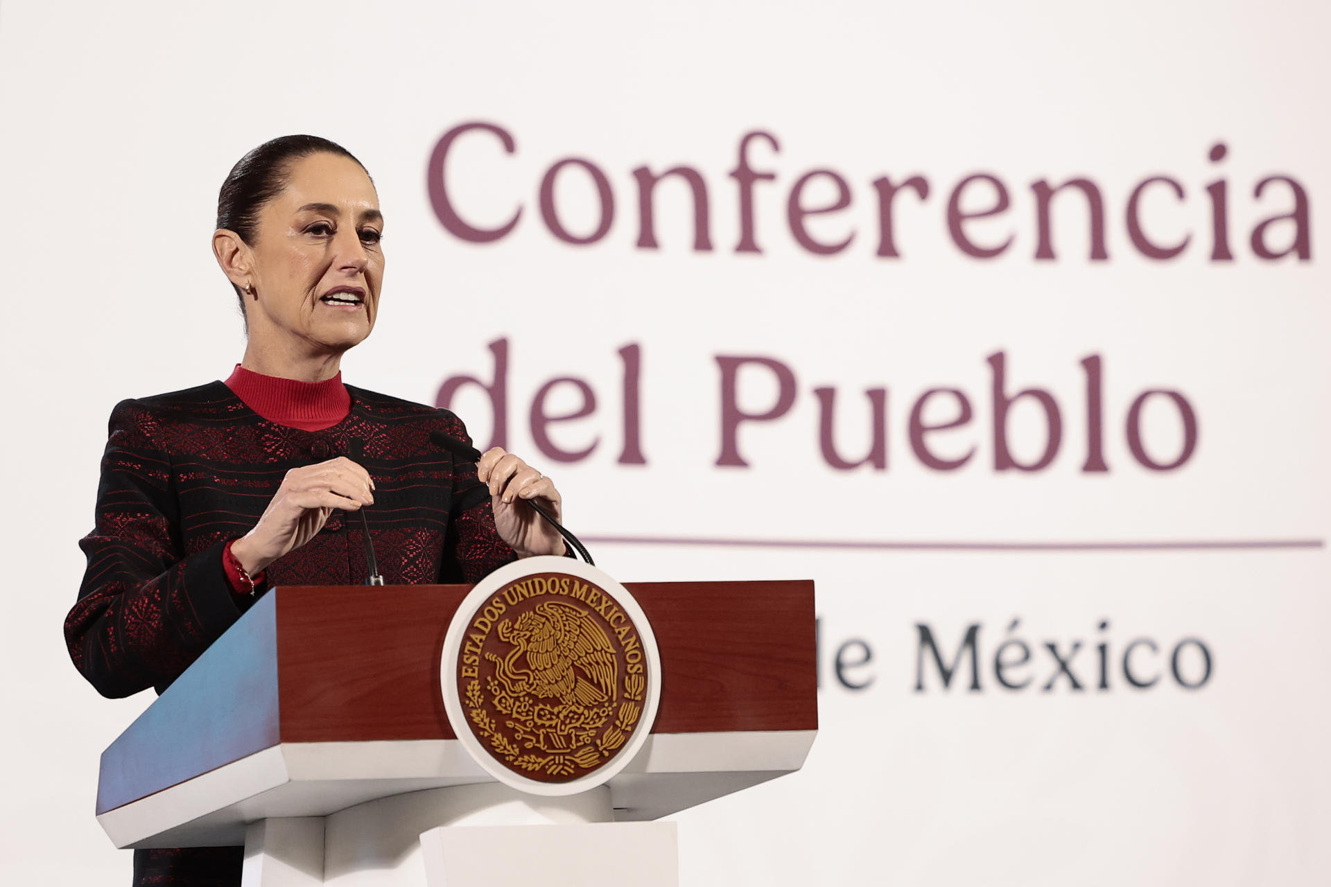 La presidenta de México, Claudia Sheinbaum, habla durante su conferencia de prensa matutina este miércoles, en el Palacio Nacional en la Ciudad de México (México). EFE/ José Méndez