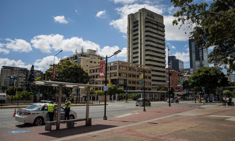 Fotografía de una avenida con poco trafico este sábado, en Caracas (Venezuela. EFE/ Miguel Gutierrez