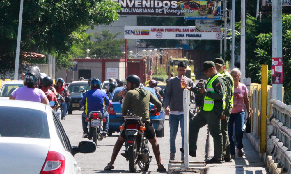 Personas y vehículos transitan por el Puente Simón Bolívar que une a Villa del Rosario (Colombia) con San Antonio del Táchira (Venezuela) este martes, en Villa del Rosario (Colombia). EFE/ Mario Caicedo