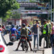 Personas y vehículos transitan por el Puente Simón Bolívar que une a Villa del Rosario (Colombia) con San Antonio del Táchira (Venezuela) este martes, en Villa del Rosario (Colombia). EFE/ Mario Caicedo