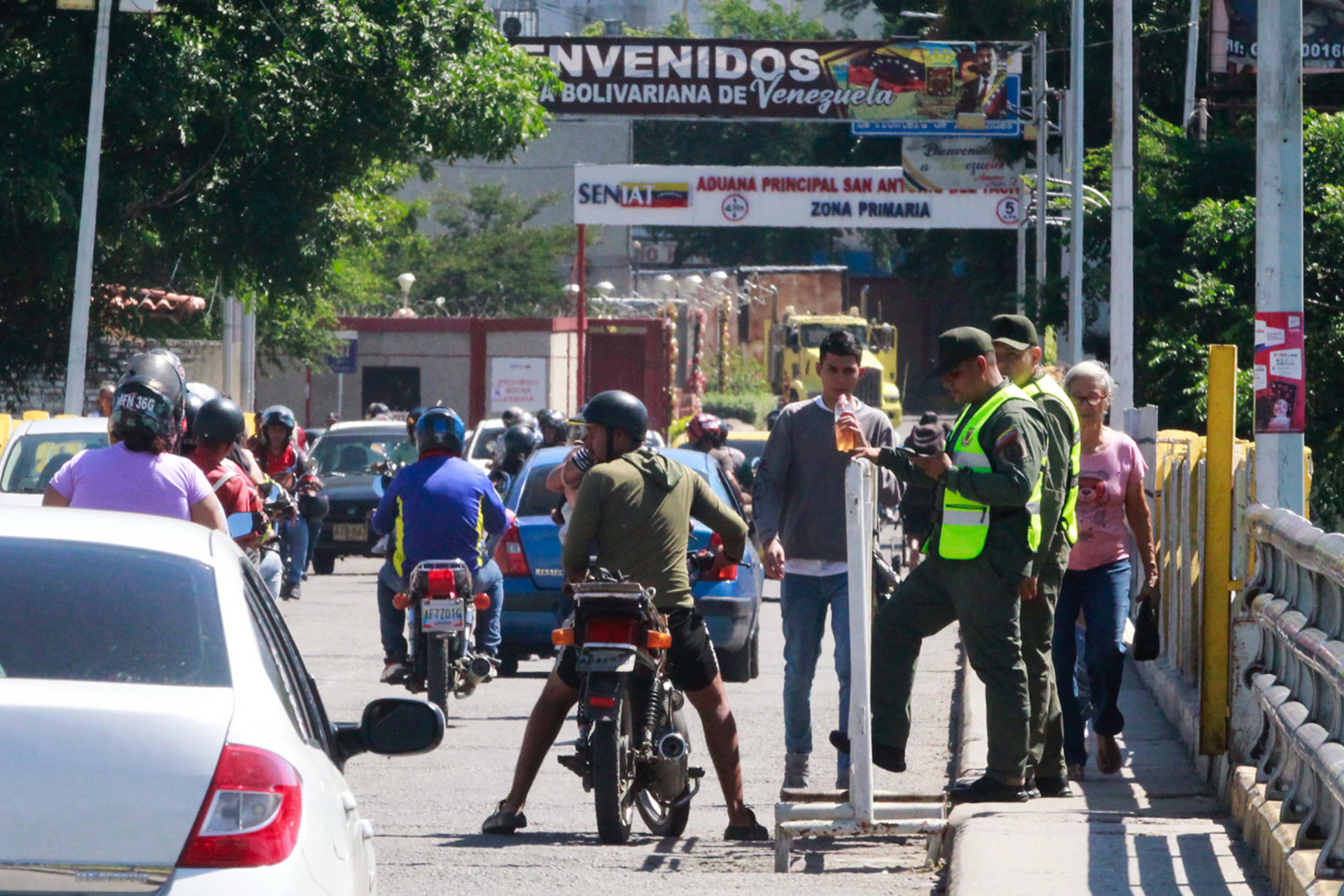 Personas y vehículos transitan por el Puente Simón Bolívar que une a Villa del Rosario (Colombia) con San Antonio del Táchira (Venezuela) este martes, en Villa del Rosario (Colombia). EFE/ Mario Caicedo