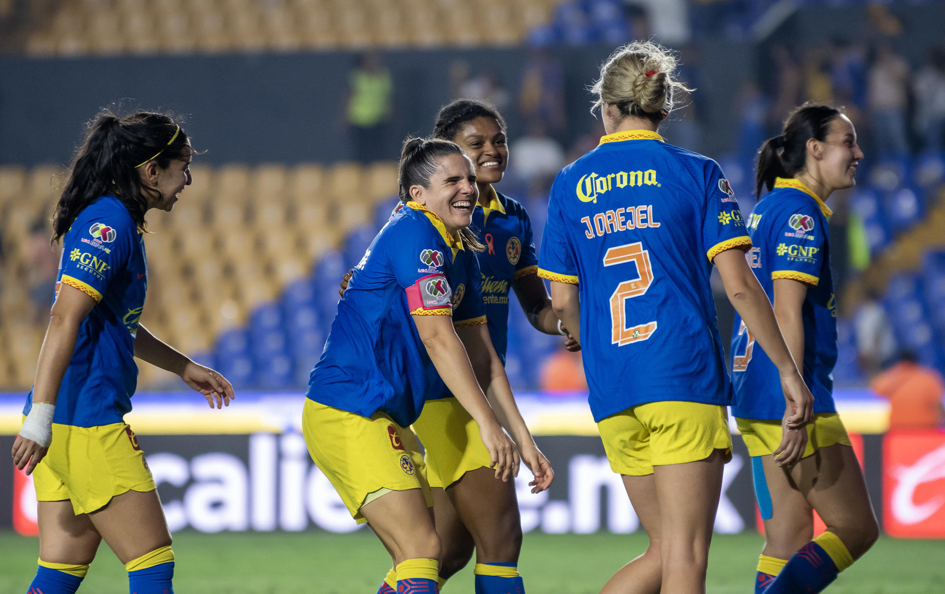 Imagen de archivo de jugadoras del América que celebran una anotación. EFE/ Miguel Sierra