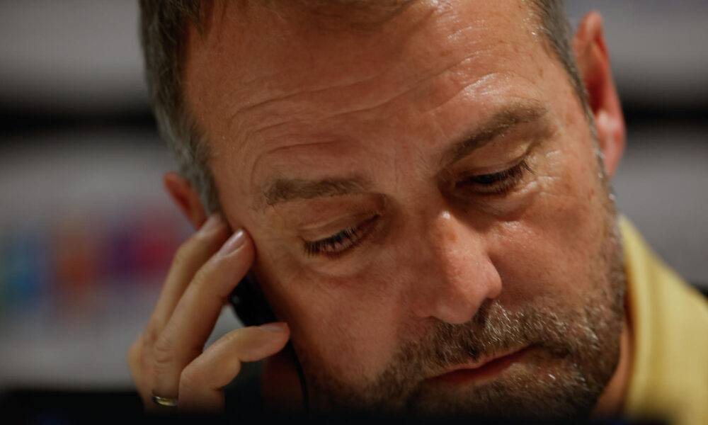 El entrenador del FC Barcelona, Hansi Flick, en un momento de la rueda de prensa este martes en Yeda, en la víspera del partido de semifinales de la Supercopa de España de fútbol que les enfrenta al Athletic de Bilbao. EFE/ Alberto Estévez