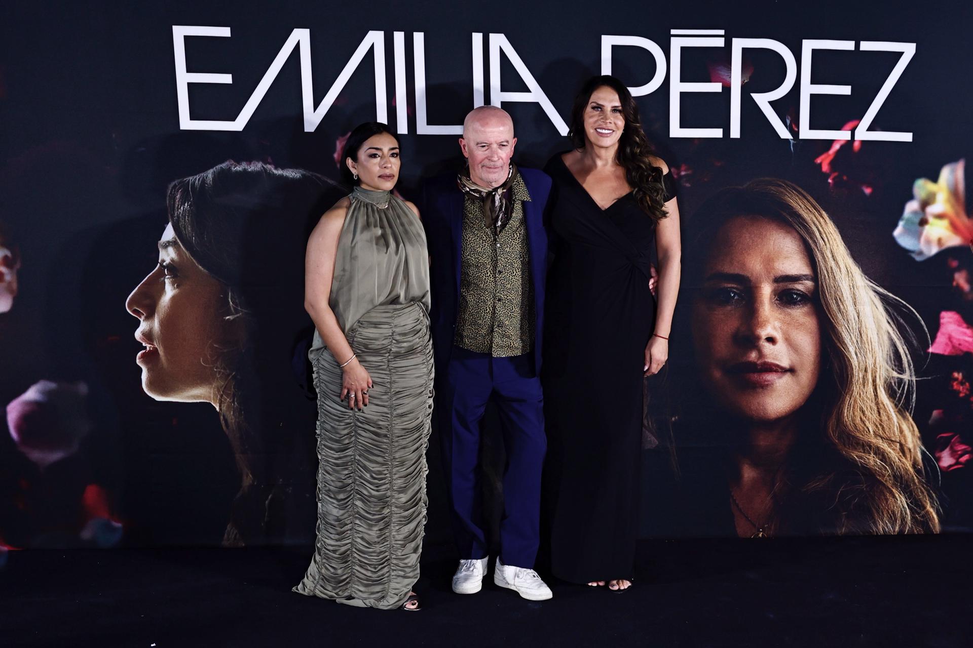 La actriz mexicana Adriana Paz (i), el director frances Jacques Audiard (c), y la actriz española Karla Sofía Gascón posan durante la rueda de prensa de la película ‘Emilia Pérez’ en Ciudad de México (México). Archivo. EFE/ Sáshenka Gutiérrez