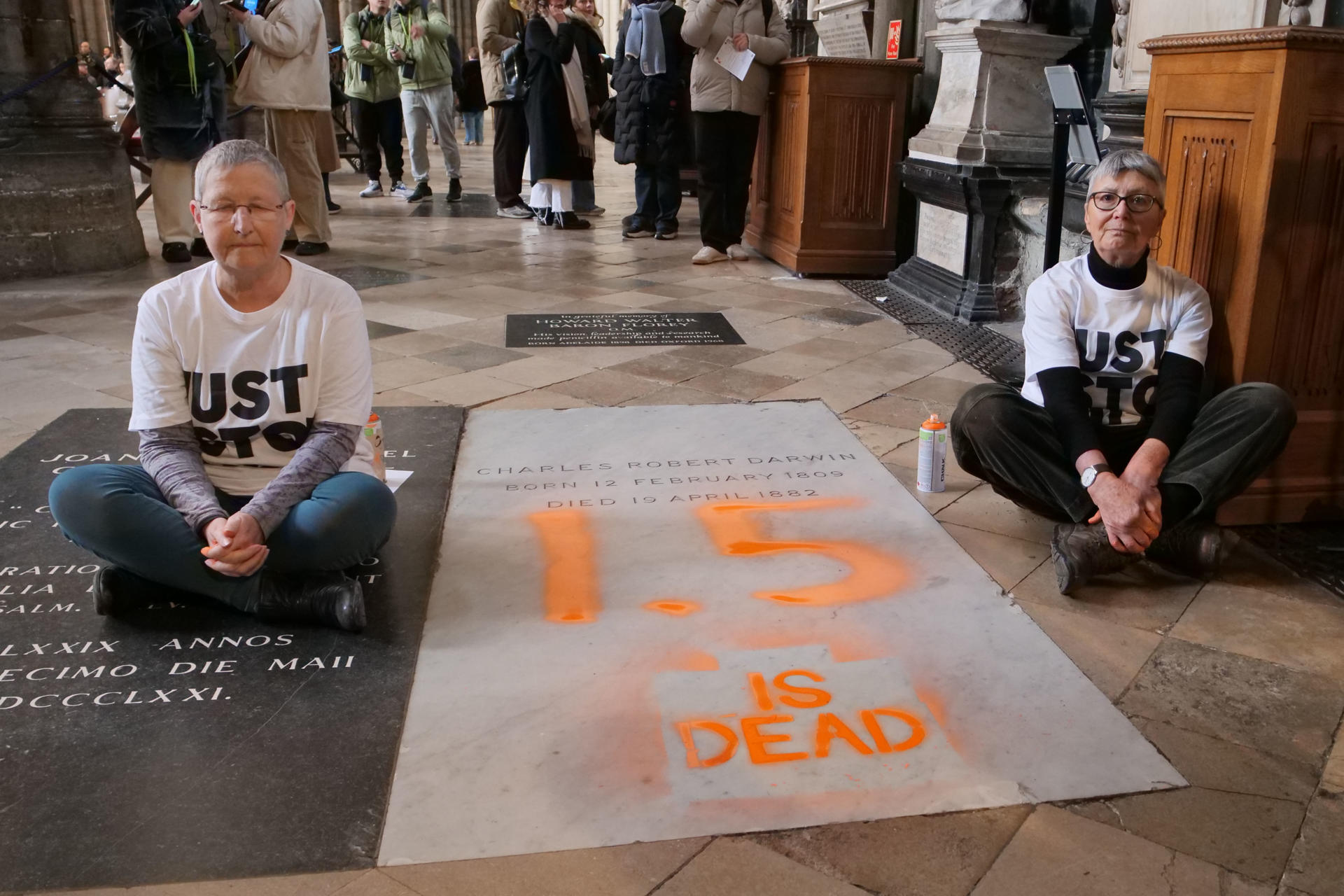 Dos activistas de la organización climática Just Stop Oil realizaron este lunes pintadas sobre la tumba del naturalista británico Charles Darwin, situada en la Abadía de Westminster en Londres. EFE/ Jamie Lowe / Just Stop Oil SÓLO USO EDITORIAL / SÓLO DISPONIBLE PARA ILUSTRAR LA NOTICIA QUE ACOMPAÑA (CRÉDITO OBLIGATORIO)